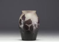 Paul NICOLAS ( 1875-1952) d'Argental - Vase en verre multicouche dégagé à l'acide à décor floral, signé.