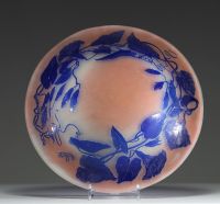 Émile GALLÉ (1846-1904) - Plafonnier en verre multicouche, repris à l'acide, décoré de fleurs de liserons bleues sur fond rose, armature en bronze, signé.