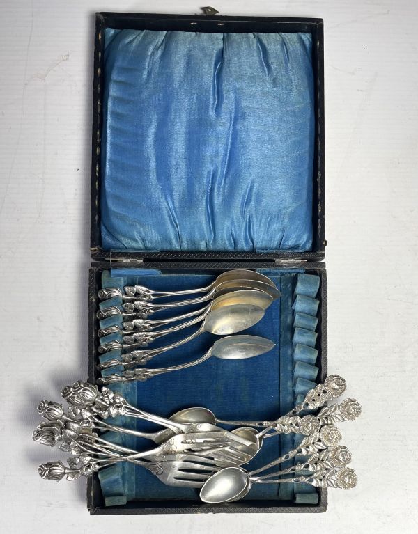 Box of 18 solid silver dessert servers, hallmarked Minerve 1st title.