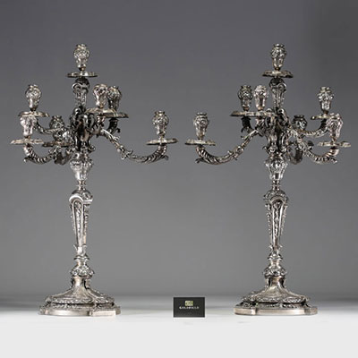 Imposante paire de candélabres Louis XVI à sept points lumineux en argent massif, poinçons au lion et poinçon 800.