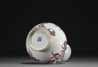 China - Porcelain vase decorated with iron-red peaches, Qing period.