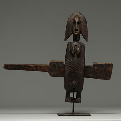 Bambara lock in carved wood, Mali, on base, 20th century.