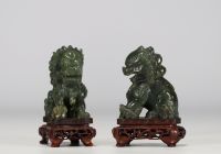 Chine - Paire de Lions de Fô, gardiens de temples, en jade vert sur terrasses en bois ajourées et moulurées.