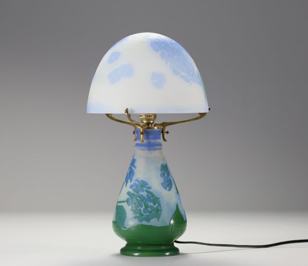 Émile GALLÉ (1846-1904) Mushroom lamp in acid-etched multi-layered glass decorated with anemones, signed.