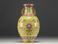 Chine - Vase en porcelaine de la famille rose sur fond jaune marque au bleu sous la pièce.