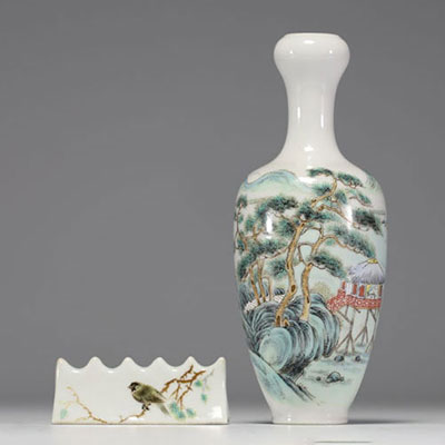 Chine - Ensemble composé d'un vase et d'un porte pinceaux en porcelaine polychrome.