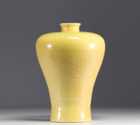 Chine - Vase de forme meiping en porcelaine monochrome jaune, époque Qing.