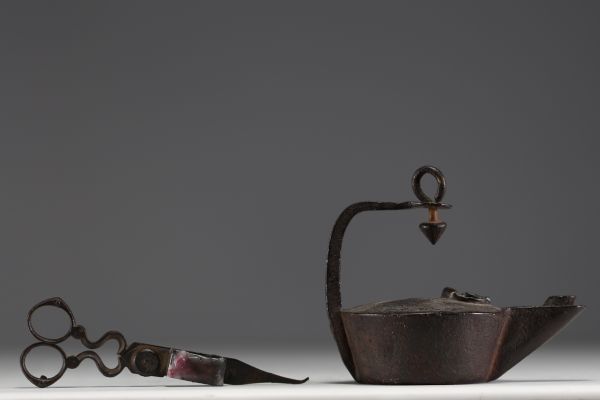 Set consisting of an oil lamp and a candle scissors.