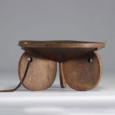 Beau et rare tabouret Kamba incrusté de fil de cuivre provenant du Kenya (abimé)