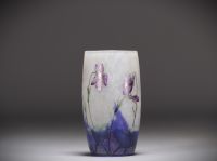 DAUM Nancy - Petit vase en verre multicouche émaillé à décor de violettes, signé.