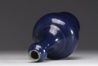 Chine - Vase suantouping en porcelaine monochrome bleue, Dynastie Qing.