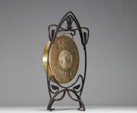 Gong Art Nouveau en bronze et fer forgé, Belgique, vers 1900.