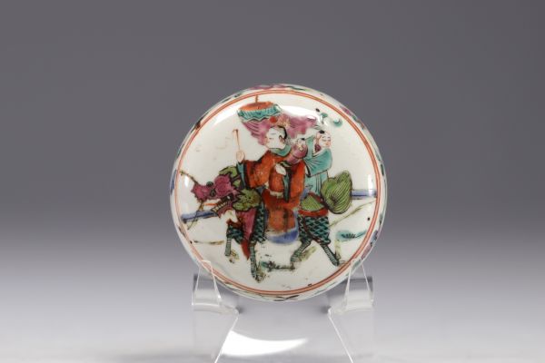 China - A famille rose porcelain covered box decorated with characters.