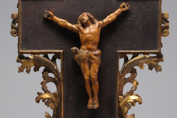 Christ en bois sculpté sur cadre en bois doré, fin XVIIème (Cadre rapporté).