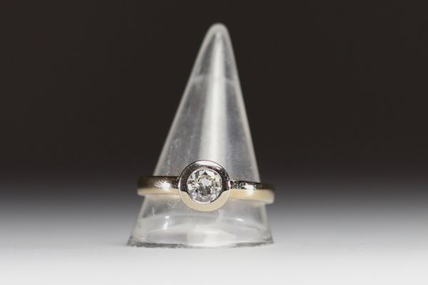 Bague en or jaune 18k, diamant taille Brillant rond HSI2 de +/- 0.75 ct, doigt métrique 63, certificat.