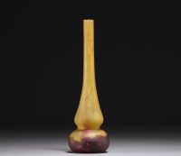 DAUM Nancy - Soliflore vase in shades of yellow and violet, signed.