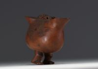 Africa DRC - Suku (D.R. Congo) Superb small arched bowl with two spouts surmounted by a figure.