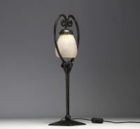 Charles SCHNEIDER (1881-1953) Lampe de table Art Nouveau en verre marmoréen, pied en métal forgé en double arceau, décor végétal, signée.