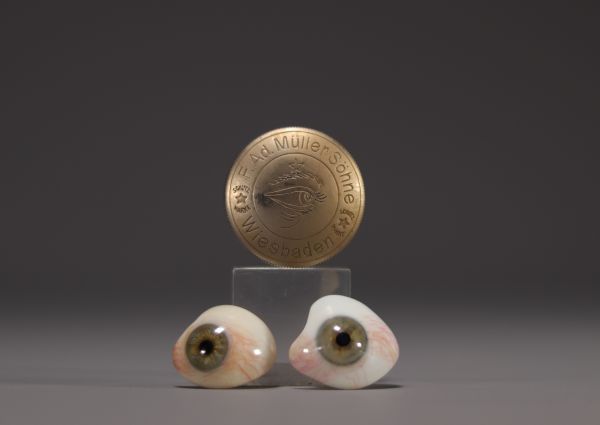 Müller Söhne Wiesbaden - Small box containing two ocular prostheses (glass eyes).
