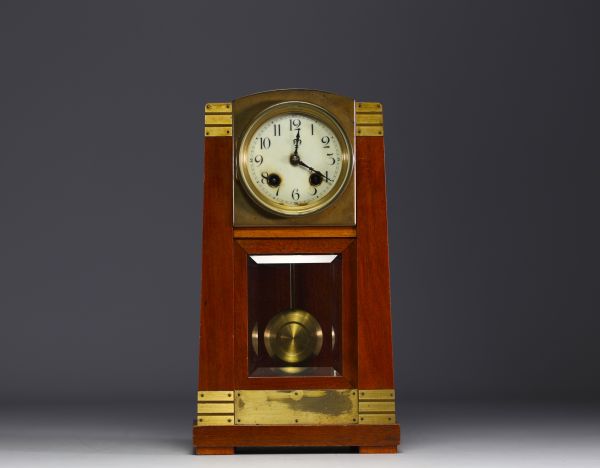 Pendule de cheminée dans le goût de Gustave Serrurier-Bovy, vers 1910-30.