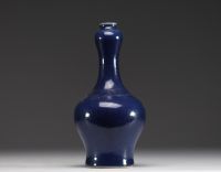 Chine - Vase suantouping en porcelaine monochrome bleue, Dynastie Qing.