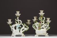 Johann Joachim KÄNDLER (1706-1775) Meissen - Rare paire de candélabres figuratifs en porcelaine polychrome, marque aux épées sous glaçure, XVIIIème.