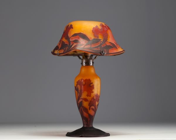 DAUM Nancy - Large mushroom lamp in acid-etched multi-layered glass decorated with cockerel crests, signed on the shade.