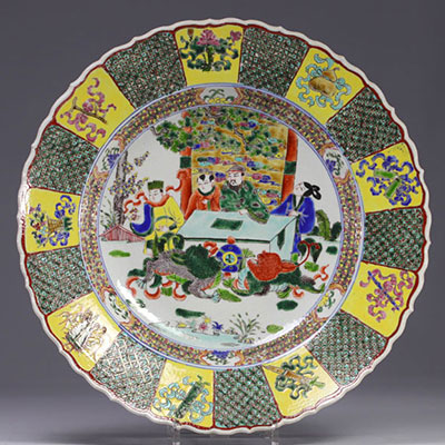 Chine - grand plat en porcelaine à décor de personnages, début XXe siècle.