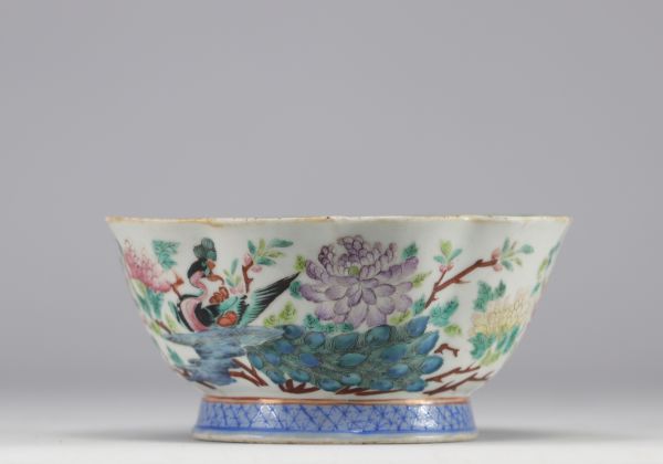 Grand bol en porcelaine de la Famille Rose à décor de fleurs et de phénix du XIXe siècle