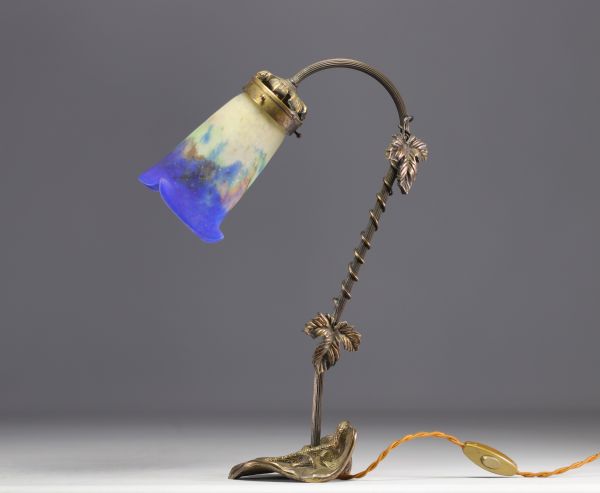 Muller tulip Art Nouveau lamp, bronze base decorated with vine leaves and a lizard.