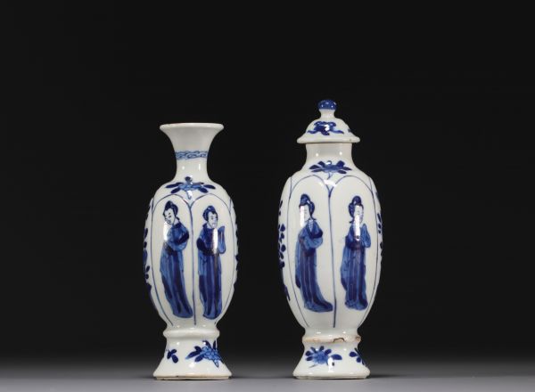 Chine - Paire de petits vases en porcelaine blanc bleu à décor de femmes, époque Kangxi.