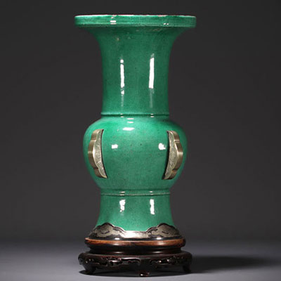 Chine - Grande vase en porcelaine monochrome de couleur verte, monture en argent.