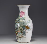 Chine - Vase en porcelaine polychrome à décor de mobilier, Qianjiang cai, Artiste: Fang Jiazhen, fin XIXe siècle.