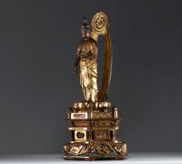 Japon - Bouddha en bois sculpté laqué et doré sur socle ajouré, XIXème.