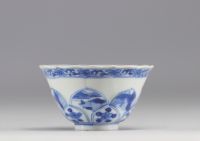 Chine - Bol en porcelaine blanc et bleu à décor intérieur de scène de médecine, XVIIIe siècle.