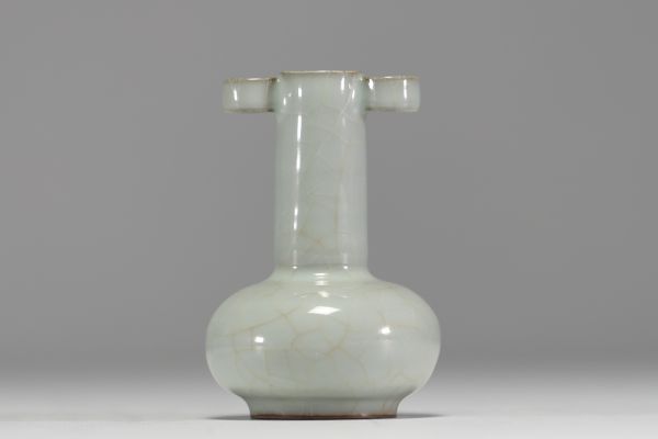 Chine - Petit vase en porcelaine céladon, époque XIXème.