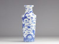 A white and blue porcelain vase decorated with five-clawed dragons from the Qing-period (清朝)