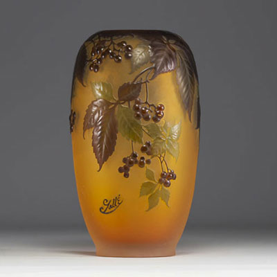 Émile GALLÉ (1846-1904) Acid-etched multi-layered glass blown vase decorated with a Virginia creeper, signed.