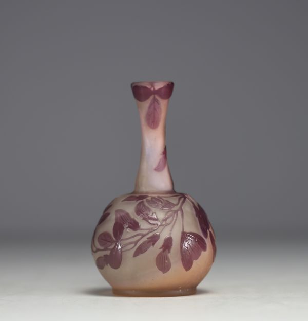 Émile GALLÉ (1846-1904) Vase en verre multicouche dégagé à l'acide à décor floral, signature à l'étoile.