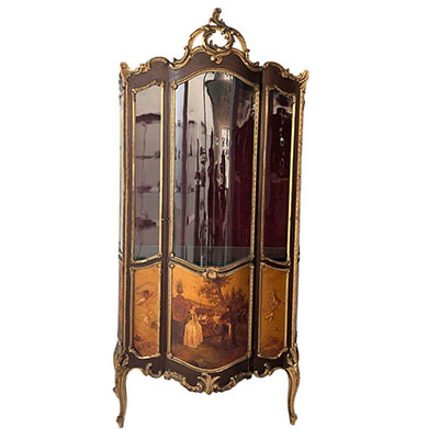 Louis MAJORELLE (1859 - 1926) Vitrine de style Napoléon III décorée de scènes romantiques - exemplaire identique vendue chez Christie's