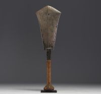 Afrique RDC - Ensemble de divers objets, couteaux, herminette et croix.