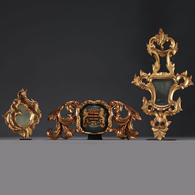 Ensemble de trois boiseries baroques sculptées et dorées, deux miroirs et un cartouche au blason et lions, XIXème.