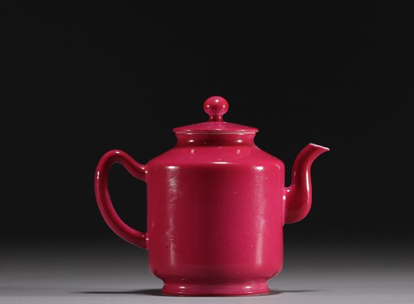Chine - Théière en porcelaine monochrome de couleur rubis, XIXe siècle.