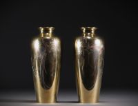 Japan - Pair of gilded bronze vases decorated with roosters, Meiji period.