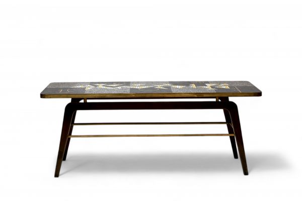 Berthold MÜLLER (1893-1979) Table basse en mosaïque ceinturée en laiton, piètement en bois et laiton, vers 1950.