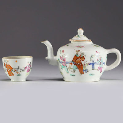 Chine - Théières et son bol en porcelaine de la famille rose à décor de personnages, XIXème siècle.