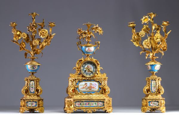 Imposante garniture de cheminée en porcelaine de Sèvres et bronze doré.