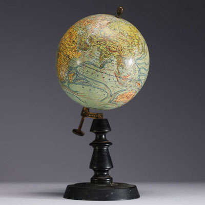 J. Forest, Paris - Globe terrestre, base en bois tourné noir, vers 1908.