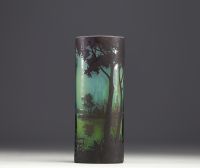 DAUM Nancy - Vase en verre multicouche dégagé à l'acide à décor d'arbres en bord d'étang, signé dans le décor.