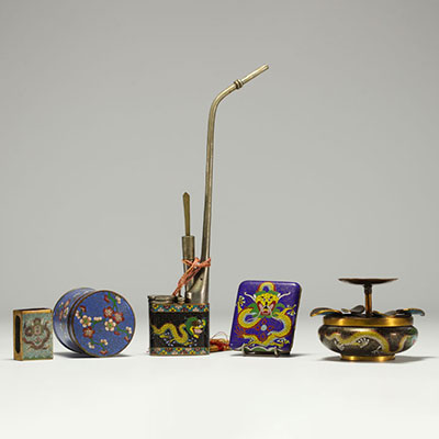 China - Smoker's set comprising five cloisonné enamel pieces.